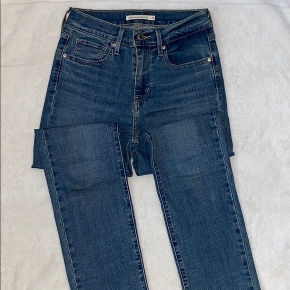 WOMEN’S LEVIS HIGH RISE STRAIGHT JEAN